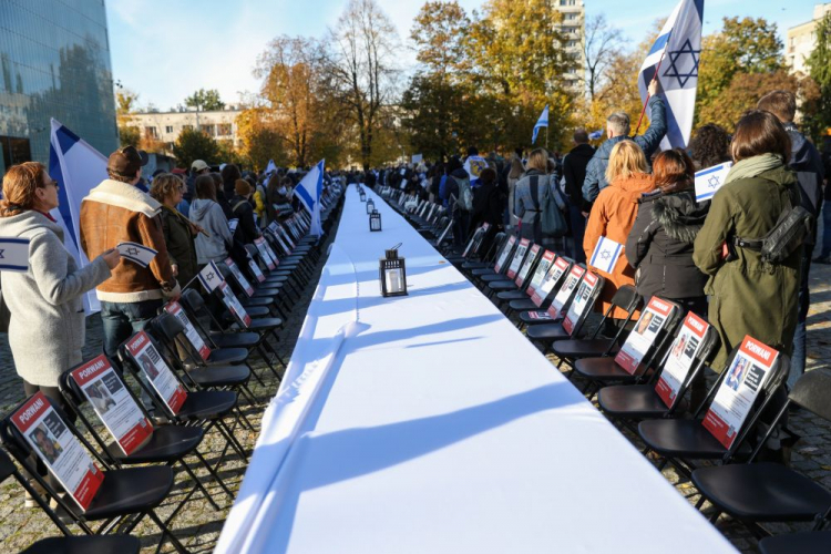 Uczestnicy zgromadzenia solidarności z ofiarami ataku Hamasu na Izrael przy Pomniku Bohaterów Getta w Warszawie. Fot. PAP/R. Guz