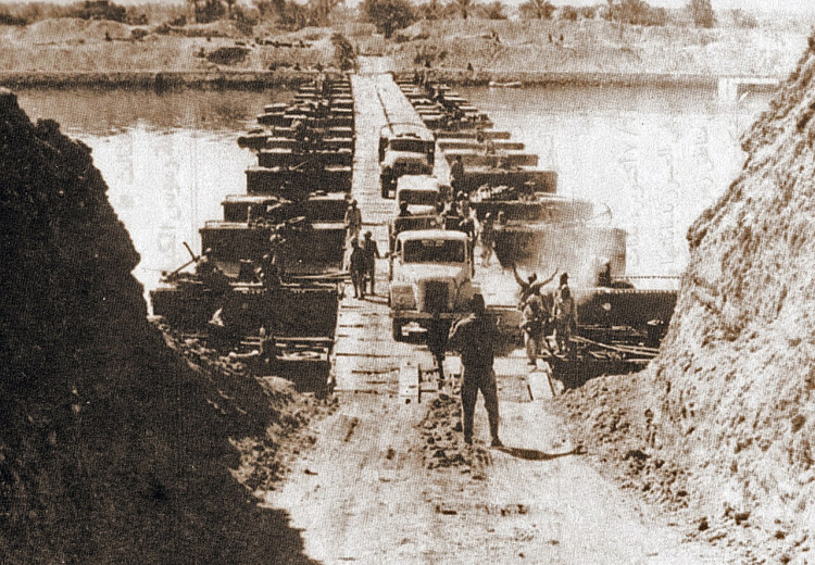 Egipskie wojska przejeżdżają przez Kanał Sueski, 7 października 1973. Źródło: Wikimedia Commons