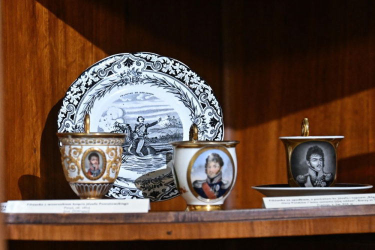 Prezentowane pamiątki związane ze śmiercią księcia Józefa Poniatowskiego pod Lipskiem w 19 października 1813 r, eksponowane w Apartamencie księcia na spotkaniu prasowym w Pałacu Pod Blachą w Warszawie. Fot. PAP/R. Pietruszka
