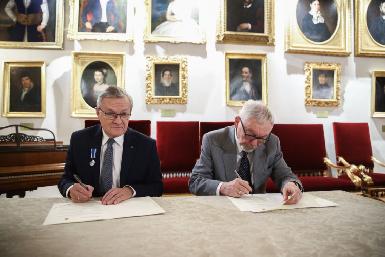 Kraków, 11.10.2023. Minister kultury Piotr Gliński (L) i prezydent Krakowa Jacek Majchrowski (P) podczas uroczystości podpisania listu intencyjnego ws. współprowadzenia przez Ministra Kultury i Dziedzictwa Narodowego i Gminę Miejską Kraków instytucji kultury pod nazwą Centrum Literatury i Języka Planeta Lem, w Muzeum Krakowa. Fot. PAP/Ł. Gągulski