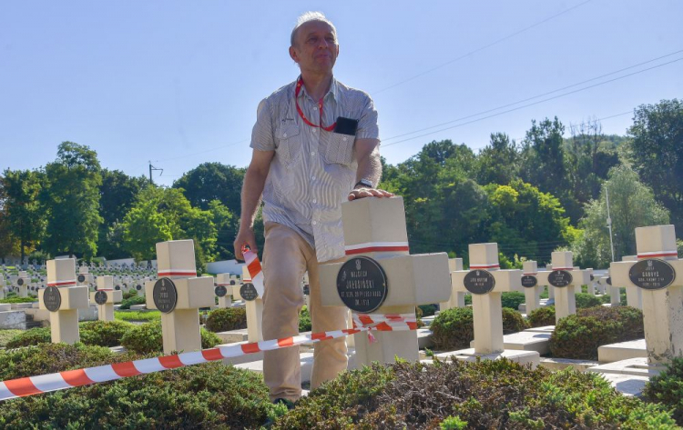 Prezes Polskiego Towarzystwa Opieki nad Grobami Wojskowymi we Lwowie Janusz Balicki sprząta kwatery polskich wojskowych na Cmentarzu Orląt Lwowskich. Fot. PAP/V. Hrabar