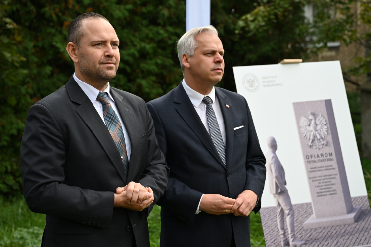 Prezes IPN Karol Nawrocki (L) oraz wiceminister aktywów państwowych Karol Rabenda (P). Fot. PAP/A. Warżawa