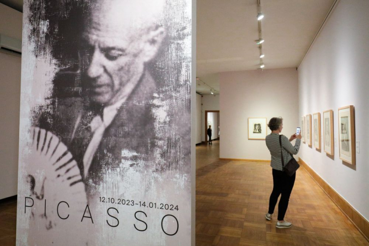 Warszawa, 11.10.2023. Przygotowana do otwarcia wystawy czasowej „Picasso” w Muzeum Narodowym w Warszawie. Fot. PAP/P. Supernak