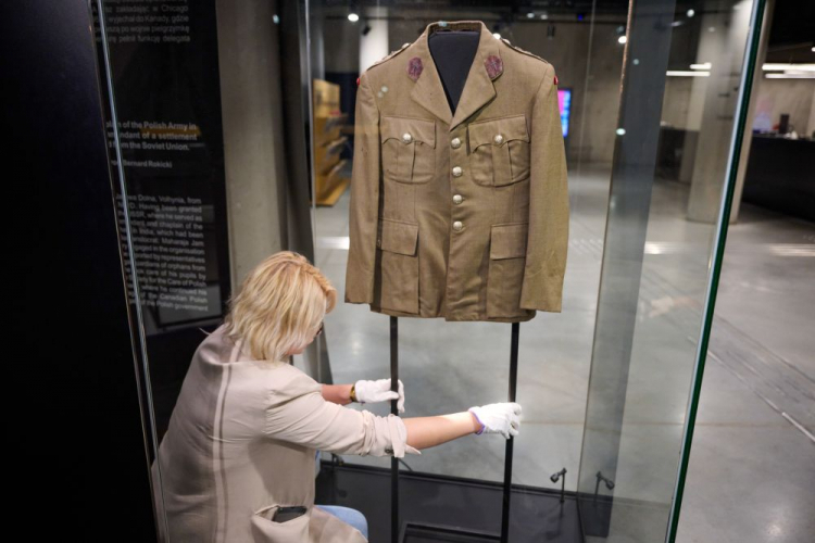 Zastępca kierownika działu zbiorów w Muzeum II Wojny Światowej Monika Sołoduszkiewicz przy kurtce oficerskiej ks. Franciszka Pluty pokazywanej w ramach cyklu „Wejście w historię”. Fot. PAP/A. Warżawa