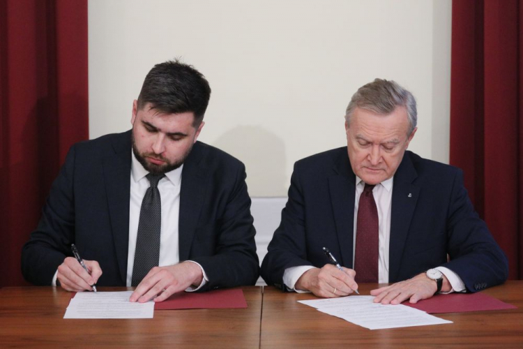 Warszawa, 10.10.2023. Minister kultury Piotr Gliński (P) i prezydent Chełma Jakub Banaszek (L) na podpisaniu listu intencyjnego ws. współprowadzenia Muzeum Pamięci Ofiar Rzezi Wołyńskiej oraz Centrum Prawdy i Pojednania w Chełmie. Fot. PAP/P. Supernak