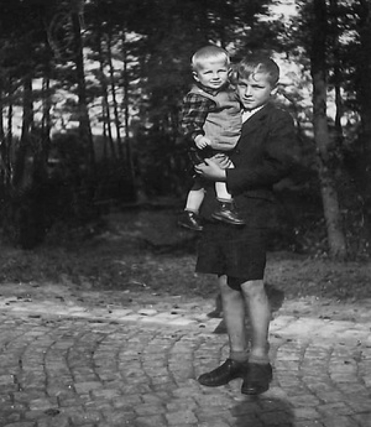 Rudolf Mojeścik (stojący) i jego młodszy brat Marian. Źródło: IPN/Fot. archiwum rodzinne
