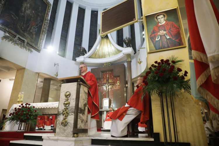 Biskup płocki Szymon Stułkowski (C) podczas mszy świętej w kościele Świętego Stanisława Kostki. Warszawa, 19.10.2023. Fot. PAP/T. Gzell