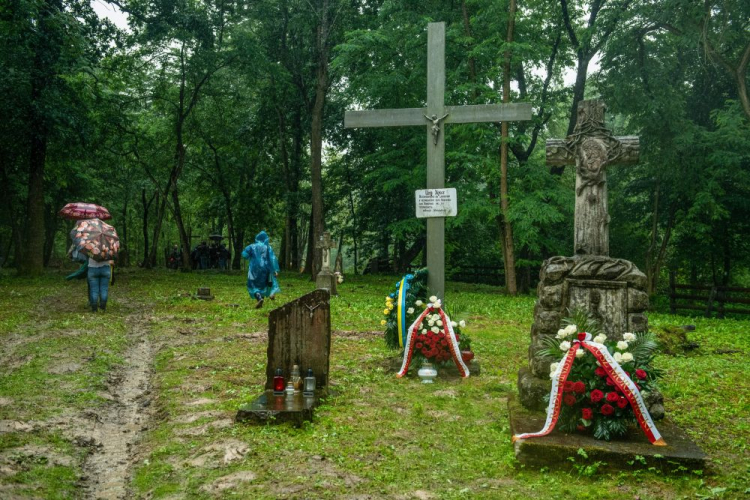 Teren cmentarza w nieistniejącej już wsi Puźniki na Ukrainie. Fot. PAP/W. Jargiło