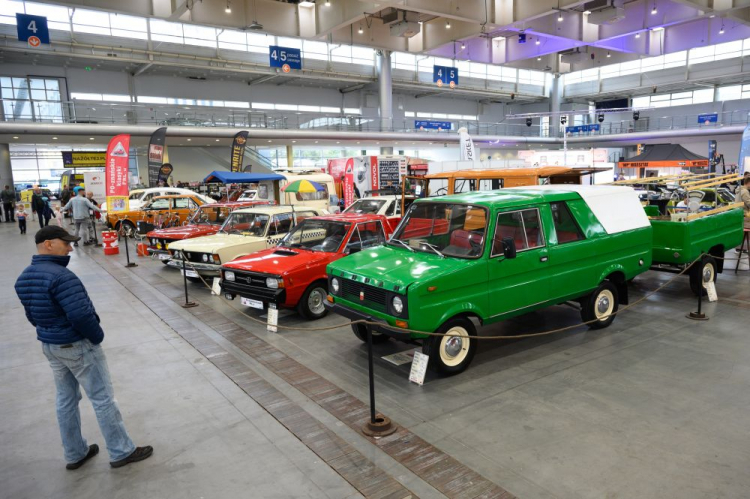 Targi pojazdów zabytkowych Retro Motor Show 2023 na terenie MTP w Poznaniu. Fot. PAP/J. Kaczmarczyk