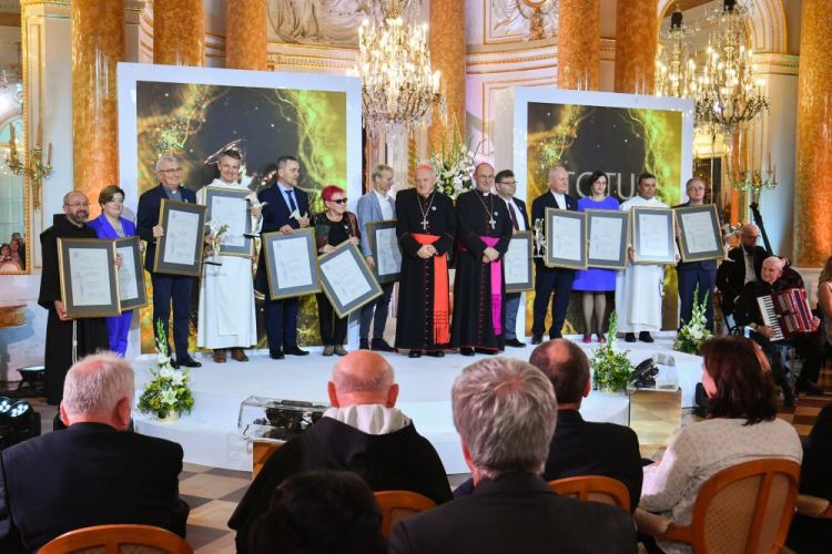 Prymas Polski abp Wojciech Polak (6P) oraz metropolita warszawski kard. Kazimierz Nycz (7P) z laureatami podczas gali wręczenia nagród Totus Tuus 2023 na Zamku Królewskim w Warszawie. Fot. PAP/A. Lange