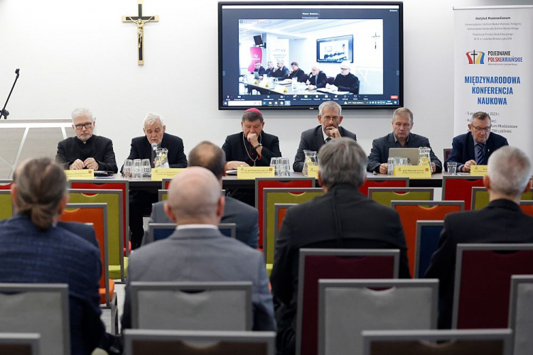 Od lewej: ojciec dr Marek Rostkowski, ojciec prof. dr hab. Józef Różański, bp Witalij Skomarowski, prof. dr hab. Grzegorz Motyka, prof. Oleksandr Zaitsev i dr Leon Popek podczas międzynarodowej konferencji naukowej "Pojednanie polsko-ukraińskie: doświadczenia i perspektywy" w Oblackim Centrum Młodzieżowym w Kokotku. Fot. PAP/W. Deska