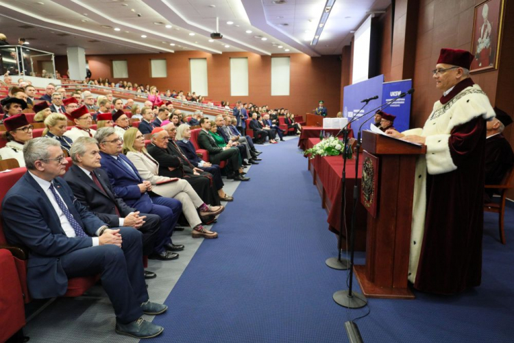 Wiceminister edukacji Wojciech Murdzek (L), minister kultury Piotr Gliński (2L), wicemarszałek Sejmu Małgorzata Gosiewska (C), metropolita warszawski, kardynał Kazimierz Nycz (3P) oraz rektor uczelni ks. prof. dr hab. Ryszard Czekalski (P) na inauguracji nowego roku akademickiego na Uniwersytecie Kardynała Stefana Wyszyńskiego w Warszawie. Fot. PAP/P. Supernak