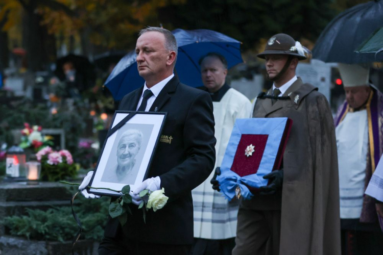 Kraków, 31.10.2023. Uroczystości pogrzebowe współpracowniczki i przyjaciółki Jana Pawła II, byłej więźniarki niemieckiego nazistowskiego obozu koncentracyjnego Ravensbrueck Wandy Półtawskiej, na cmentarzu Salwatorskim. Fot. PAP/Art Service