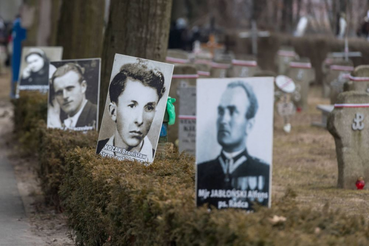 Uroczystości pod hasłem "Niepodległościowa sztafeta pokoleń" w ramach obchodów Narodowego Dnia Pamięci Żołnierzy Wyklętych na cmentarzu Osobowickim. Wrocław, 01.03.2018. Fot. PAP/M. Kulczyński