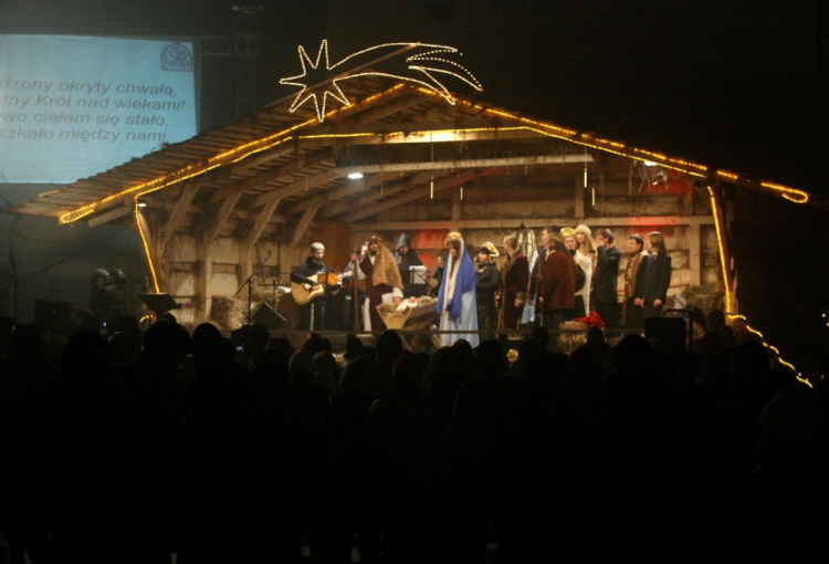 Żywa szopka oo. Franciszkanów w noc wigilijną w Krakowie. Fot. PAP/J. Bednarczyk