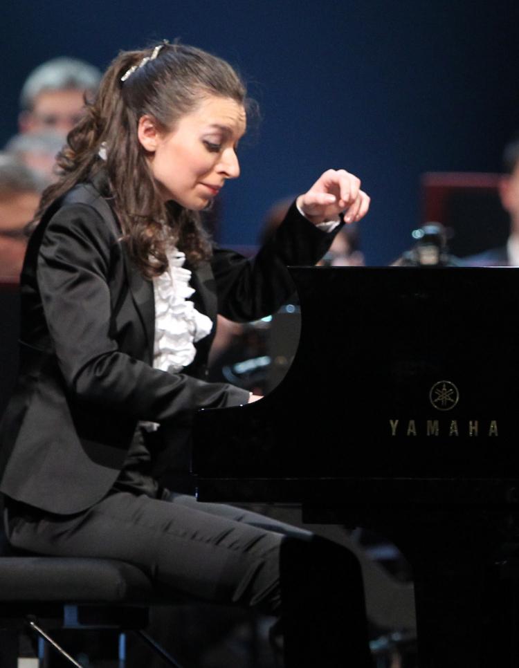 Warszawa, 21.10.2010. Zwyciężczyni konkursu, laureatka I nagrody Rosjanka Julianna Avdeeva podczas występu w Sali Moniuszki Teatru Wielkiego-Opery Narodowej. Fot. PAP/R. Pietruszka 