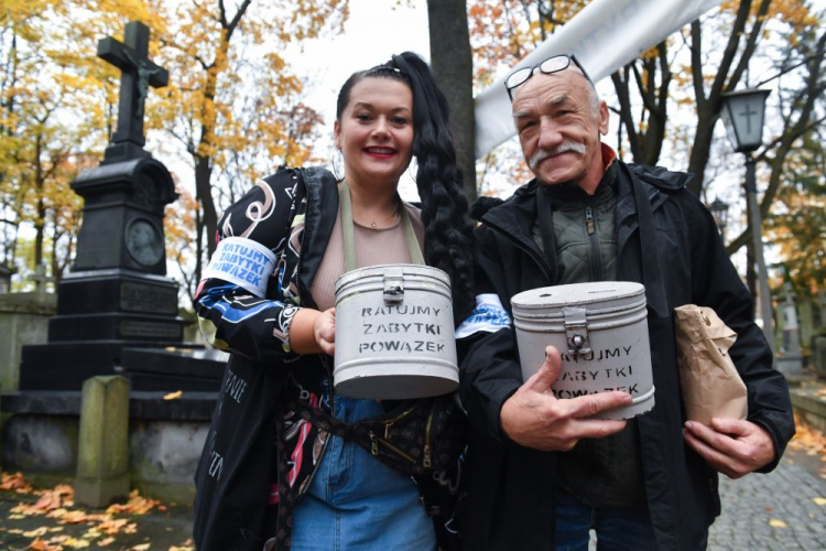 Warszawa, 31.10.2023. Aktorzy Marta Zgutczyńska i Roman Szczeblewski podczas kwesty na Starych Powązkach. Fot. PAP/P. Nowak