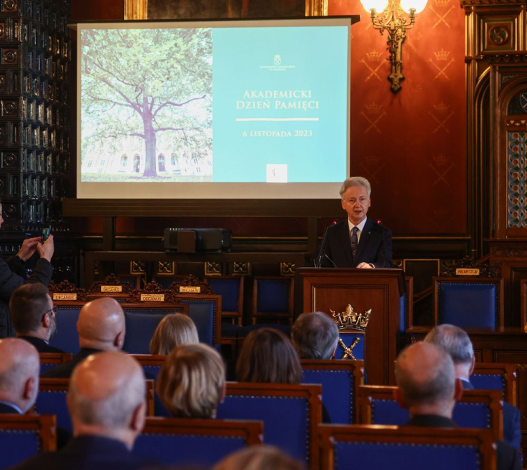 Kraków, 06.11.2023. Rektor Uniwersytetu Jagiellońskiego prof. dr hab. Jacek Popiel przemawia na obchodach Akademickiego Dnia Pamięci w rocznicę Sonderaktion Krakau w auli Collegium Novum UJ. Fot. PAP/Ł. Gągulski