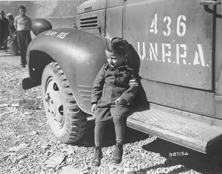 Kwiecień 1945 r. Ciężarówka z pomocą UNRRY tuż po amerykańskim wyzwoleniu niemieckiego obozu KL Buchenwald 