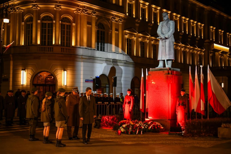 Wiceminister obrony narodowej Marcin Ociepa (C) podczas uroczystego Capstrzyku Niepodległości przed pomnikiem marszałka Józefa Piłsudskiego. Warszawa, 10.11.2023. Fot. PAP/A. Lange