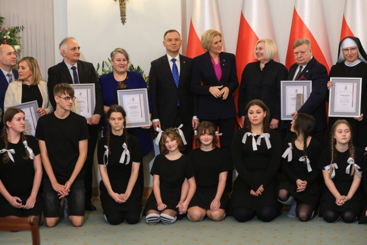 Warszawa, 15.11.2023. Prezydent RP Andrzej Duda (C-L) oraz pierwsza dama Agata Kornhauser-Duda (C-P) wśród laureatów 8. edycji Nagród „Dla Dobra Wspólnego”, wręczonych podczas uroczystej gali w Pałacu Prezydenckim. Fot. PAP/R. Guz