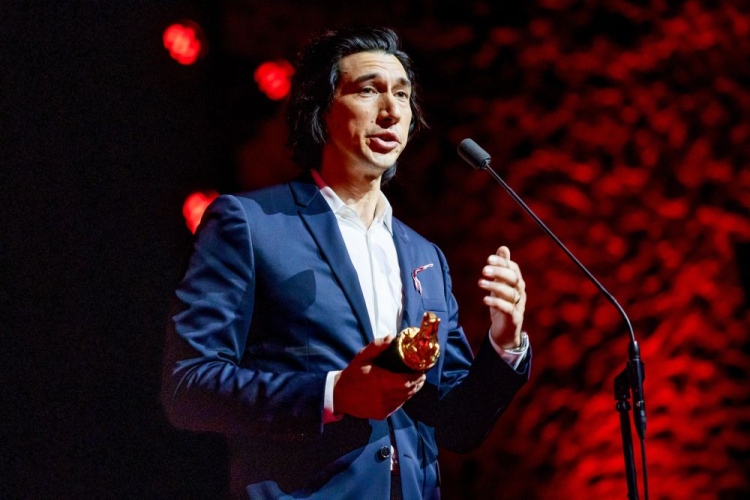 Aktor Adam Driver odebrał nagrodę specjalną podczas gali otwarcia 31. edycji Międzynarodowego Festiwalu Filmowego EnergaCAMERIMAGE w CKK Jordanki w Toruniu. Fot. PAP/M. Kuras
