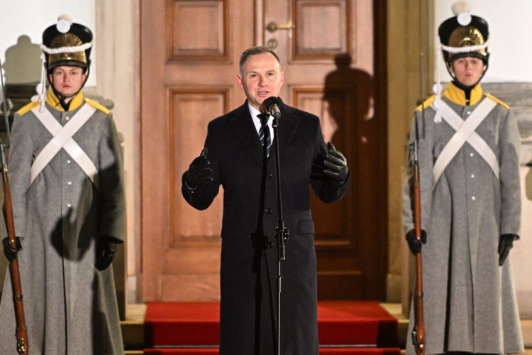 Warszawa, 29.11.2023. Prezydent Andrzej Duda (C) podczas uroczystości z okazji Dnia Podchorążego i 193. rocznicy wybuchu Powstania Listopadowego, na dziedzińcu Belwederu w Warszawie. Fot. PAP/R. Pietruszka