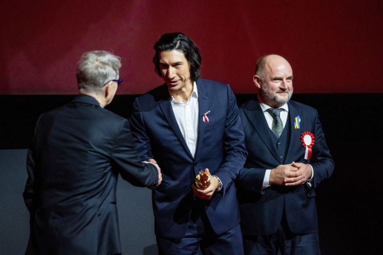 Dyrektor festiwal Marek Żydowicz (L), marszałek województwa kujawsko-pomorskiego Piotr Całbecki (P) oraz aktor Adam Driver (C), który odebrał specjalną nagrodę dla aktora podczas gali otwarcia 31. edycji Międzynarodowego Festiwalu Filmowego EnergaCAMERIMAGE. Fot. PAP/M. Kuras