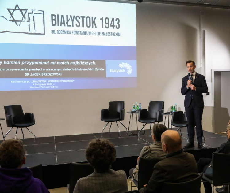 Białystok, 06.11.2023. Dr Jacek Brzozowski z Uniwersytetu w Białymstoku podczas konferencji naukowej w związku z 80. rocznicą powstania w białostockim getcie, w Muzeum Pamięci Sybiru w Białymstoku. Fot. PAP/A. Reszko