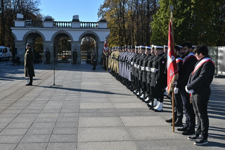 Obchody 98. rocznicy powstania Grobu Nieznanego Żołnierza na placu Piłsudskiego w Warszawie. Fot. PAP/R. Pietruszka