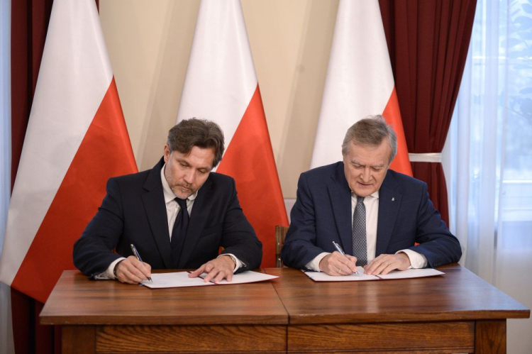 Warszawa, 08.11.2023. Minister kultury i dziedzictwa narodowego Piotr Gliński (P) oraz prezydent Kalisza Krystian Kinastowski (L) podczas uroczystości podpisania umowy o współprowadzeniu Filharmonii Kaliskiej, w siedzibie MKiDN w Warszawie. Fot. PAP/M. Obara