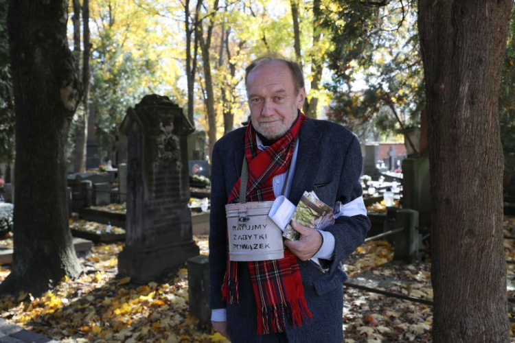 Warszawa, 01.11.2023. Wiceprzewodniczący Społecznego Komitetu Opieki nad Starymi Powązkami im. Jerzego Waldorffa Jerzy Kisielewski w drugim dniu kwesty na Starych Powązkach. Fot. PAP/P. Supernak