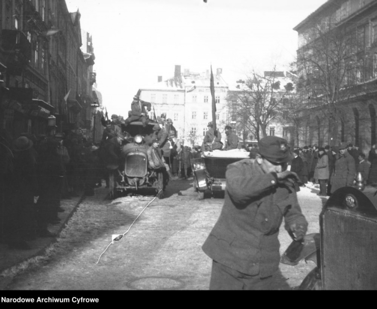 Walki polsko-ukraińskie - obrona Lwowa: żołnierze i mieszkańcy Lwowa na rynku. Widoczne samochody. 11.1918. Fot. NAC