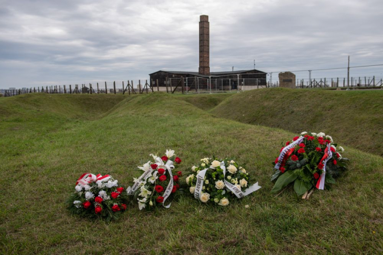 Uroczystości na terenie Państwowego Muzeum na Majdanku w Lublinie podczas obchody 80. rocznicy akcji "Erntefest". Fot. PAP/W. Jargiło