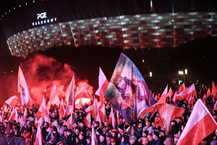 Uczestnicy Marszu Niepodległości na błoniach Stadionu Narodowego. Warszawa, 11.11.2023. Fot. PAP/L. Szymański