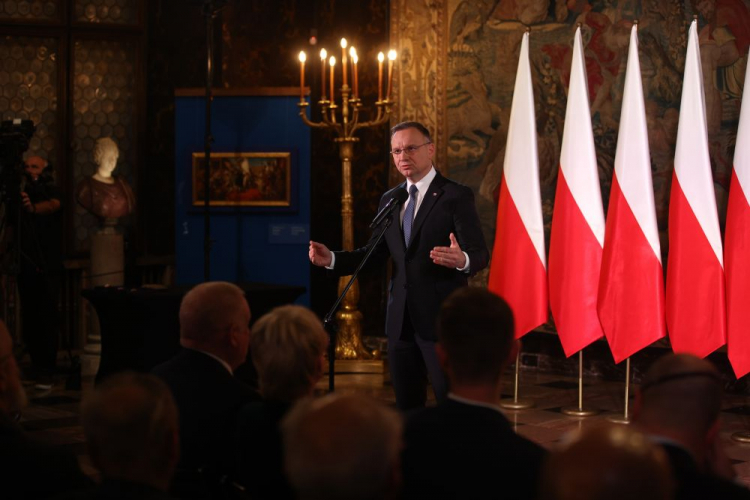 Prezydent Andrzej Duda bierze udział w zebraniu plenarnym Społecznego Komitetu Odnowy Zabytków Krakowa w Sali Senatorskiej Zamku Królewskiego na Wawelu. Kraków, 24.11.2023. Fot. PAP/Ł. Gągulski