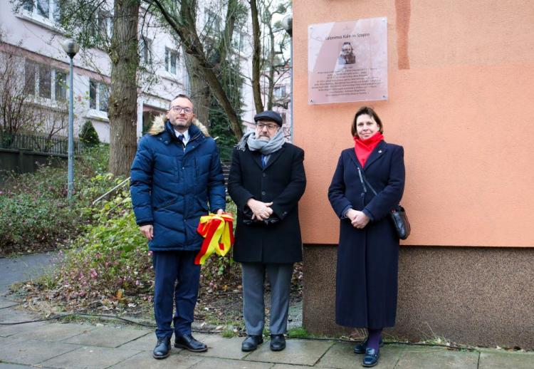 Naczelny Rabin Polski Michael Schudrich (C), dyrektorka Żydowskiego Instytutu Historycznego Monika Krawczyk (P) oraz zastępca Burmistrza Dzielnicy Śródmieście m. st. Warszawy Mariusz Wajszczak (L) podczas uroczystości odsłonięcia tablicy upamiętniającej ostatniego rabina getta warszawskiego Kalonimusa Kalmana Szapirę. Warszawa, 23.11.2023. Fot. PAP/A. Zawada