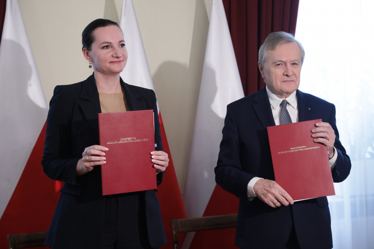 Minister kultury i dziedzictwa narodowego Piotr Gliński i wiceprezydent Łodzi Małgorzata Moskwa-Wodnicka podczas uroczystości podpisania umowy o współprowadzeniu Teatru „Pinokio” w Łodzi przez MKiDN i Miasto Łódź w siedzibie MKiDN w Warszawie. Fot. PAP/T. Gzell