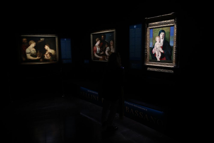 Madonna z Dzieciątkiem - Giovanni Bellini (ok. 1435–1516) - (P) oraz Tiziano Vecellio (Tycjan, 1488/1490–1576) Alegoria miłości - (2P) na pokazie "Mistrzowie włoskiego renesansu" na Zamku Królewskim na Wawelu. Fot. PAP/Ł. Gągulski