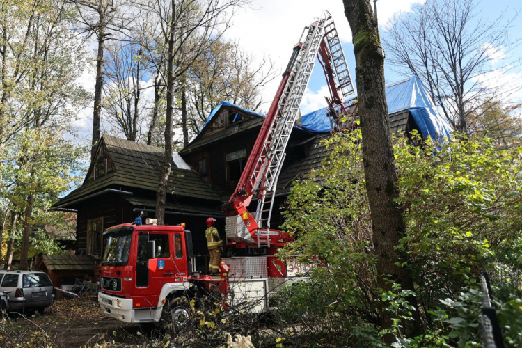 Strażacy na miejscu pożaru w zabytkowej Willi Doktora. Zakopane, 02.11.2023. Fot. PAP/G. Momot