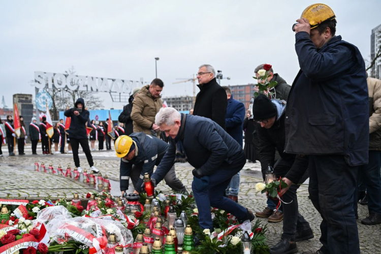 Uroczystość złożenia kwiatów przed Pomnikiem Poległych Stoczniowców. Gdańsk, 15.12.2023. Fot. PAP/A. Warżawa