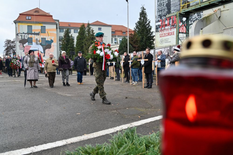 Uroczystości przed bramą Stoczni Szczecińskiej upamiętniające ofiary szczecińskiego Grudnia '70. Szczecin, 17.12.2023. Fot. PAP/M. Bielecki