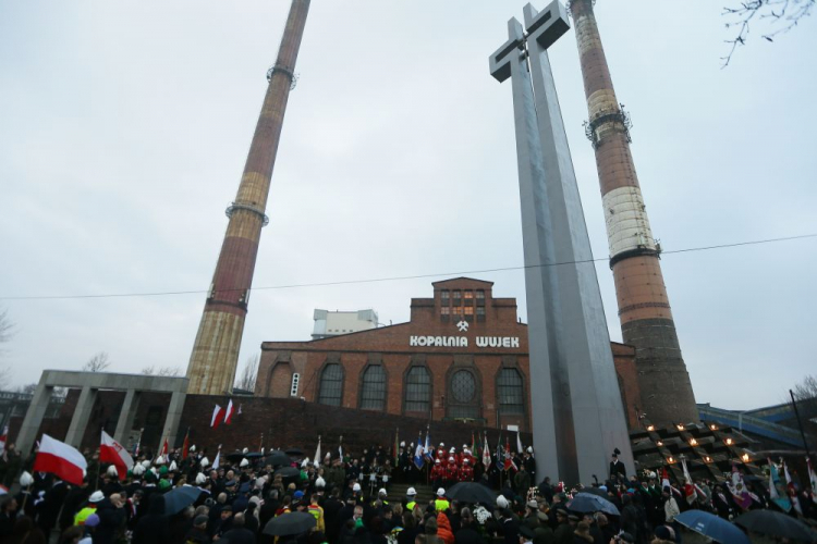 Obchody 42. rocznicy pacyfikacji kopalni Wujek pod Krzyżem-Pomnikiem przy kopalni w Katowicach. Fot. PAP/Z. Meissner