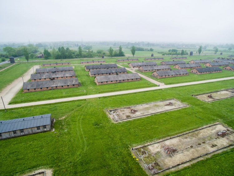 Teren byłego niemieckiego nazistowskiego obozu koncentracyjnego Auschwitz-Birkenau. Fot. PAP/S. Mielnik