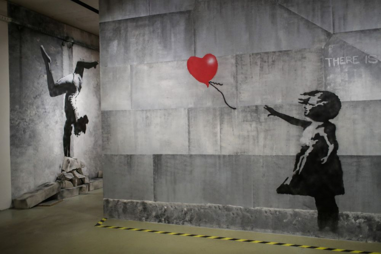 Kraków, 12.12.2023. Banksy Muzeum w Krakowie. Na wystawie można zobaczyć ponad 150 prac Banksy’ego. Fot. PAP/Art Service