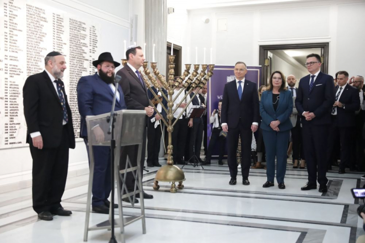 Rabin Szalom Dow Ber Stambler (2L), prezydent Andrzej Duda (5P), naczelny rabin Polski Michael Schudrich (L), ambasador Izraela w Polsce Yacov Livne (3L), marszałek Sejmu Szymon Hołownia (3P) i marszałek Senatu Małgorzata Kidawa-Błońska (4P) podczas ponownego zapalenia świecy chanukowej w gmachu Sejmu. Warszawa, 14.12.2023. Fot. PAP/T. Gzell