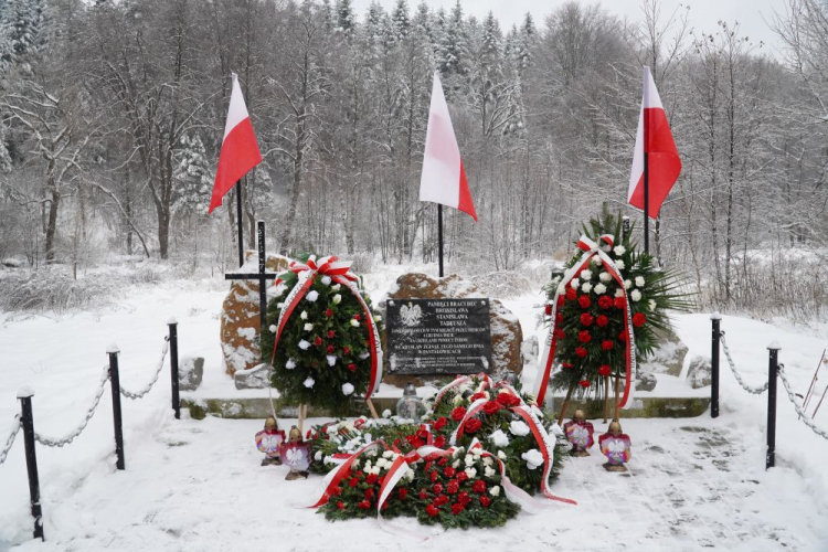 Uroczystość odsłonięcia obelisku upamiętniającego braci Deców – Grzegorzówka, 3 grudnia 2023. (fot. M. Bukała). Źródło: IPN
