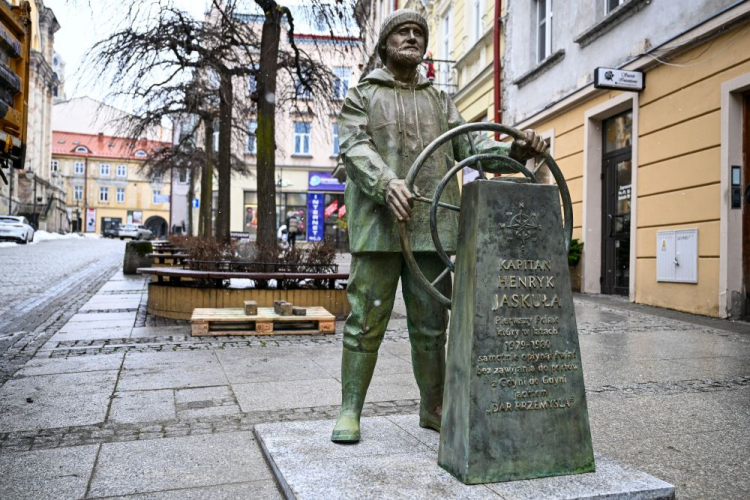 Posąg jachtowego kapitana żeglugi wielkiej Henryka Jaskuły na ulicy Franciszkańskiej w Przemyślu. Fot. PAP/D. Delmanowicz