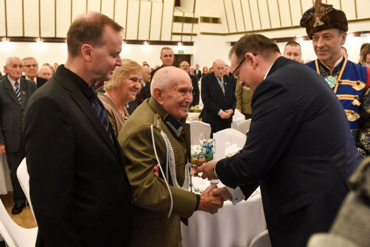 Warszawa, 12.12.2023. Szef Urzędu do Spraw Kombatantów i Osób Represjonowanych Jan Józef Kasprzyk (2P) oraz Stanisław Witkowski (C) podczas organizowanego przez UdSKiOR spotkania świąteczno-noworocznego z Weteranami Walk o Niepodległość Rzeczypospolitej Polskiej w Centrum Konferencyjnym MON. Fot. PAP/P. Nowak