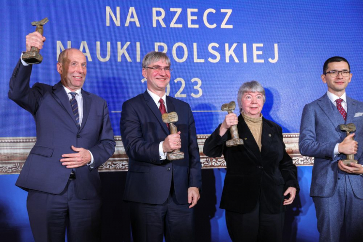 Warszawa, 06.12.2023. Laureaci statuetek : w obszarze nauk o życiu i o Ziemi profesor Krzysztof Liberek (L), w obszarze nauk chemicznych o materiałach profesor Maciej Stępień (P), w obszarze nauk matematyczno-fizycznych i inżynierskich profesor Rafał Latała (2L) oraz w obszarze nauk humanistycznych i społecznych profesor Maria Lewicka (2P), na uroczystym wręczeniu nagród Fundacji na Rzecz Nauki Polskiej. Fot. PAP/R. Guz